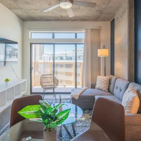 Stunning 2Bd - Central Dt- Gym, Pool, Parking Sleep8